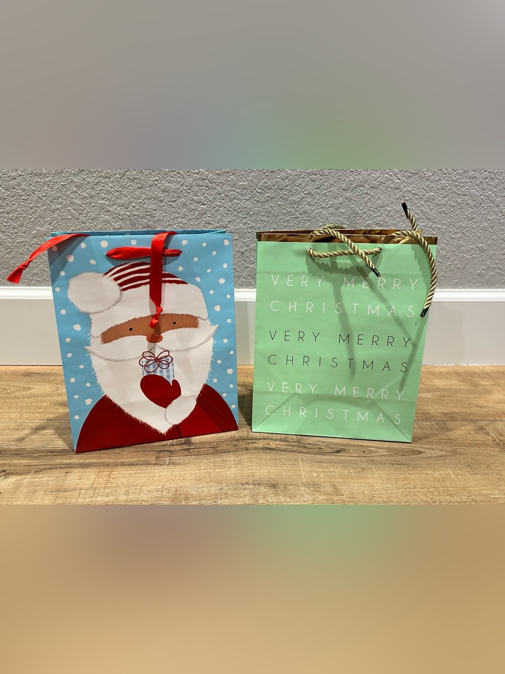 Design Design Holiday Medium Gift Bag Set - Set of 4 (2 of each design)